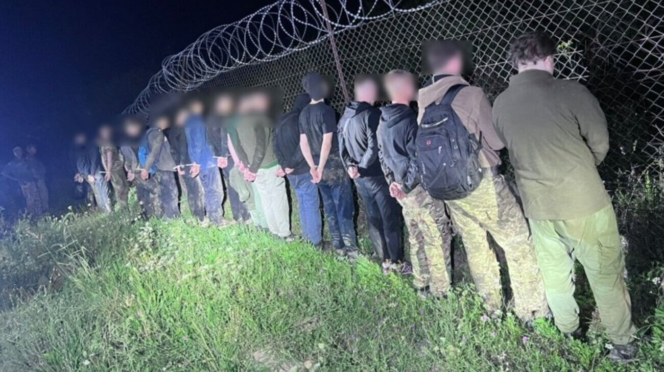 На Закарпатті затримали 19 чоловіків, які намагалися незаконно перетнути кордон