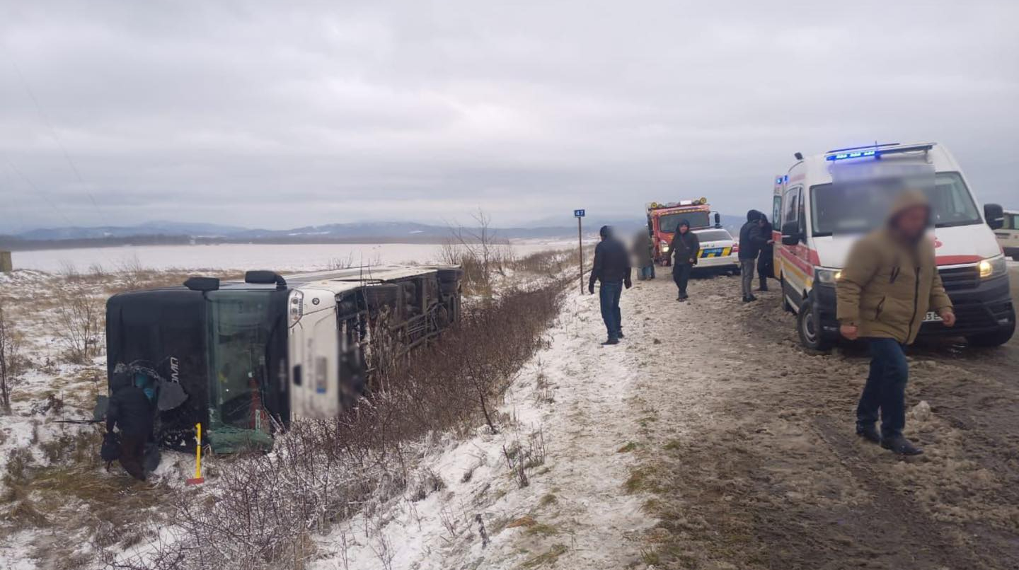 На Прикарпатті перекинувся рейсовий автобус: є загиблий, 8 постраждалих