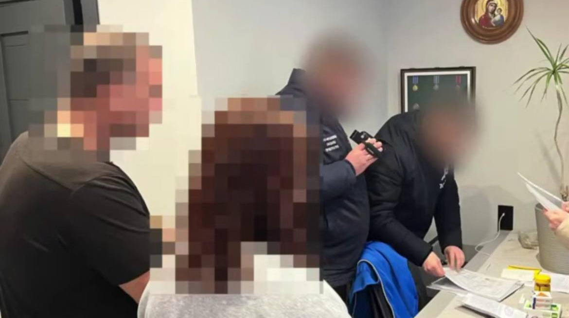 Привласнив 2,7 млн допомоги родині загиблої на “Азовсталі”: правоохоронцю з Прикарпаття оголосили підозру