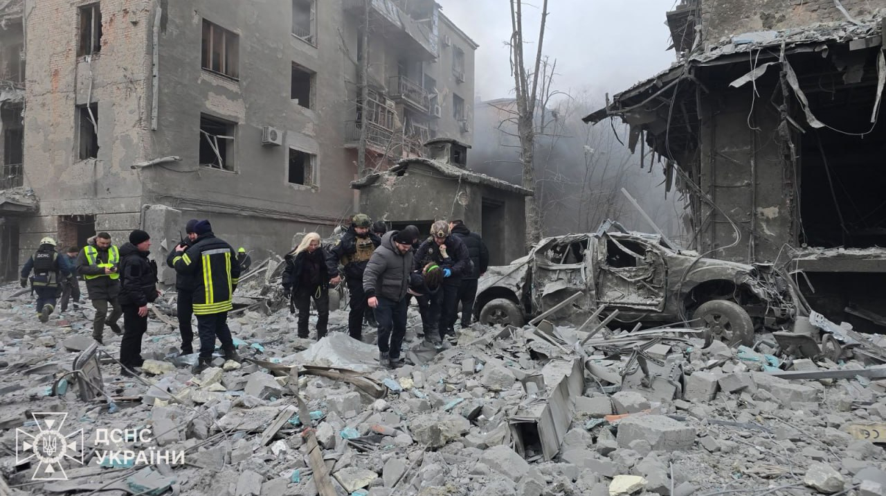 Росіяни вдарили ракетами по багатоповерхівці у Харкові: відомо про 16 поранених