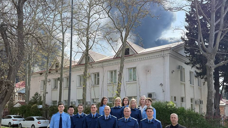 У російському Туапсе прокурори позували для фото на тлі диму від пожежі на НПЗ