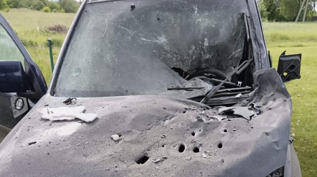 Ворожий дрон атакував цивільне авто на Харківщині: двоє людей тяжко поранені