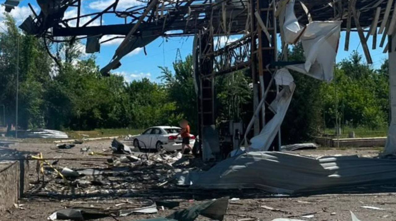 РФ вдень з безпілотників двічі атакувала АЗС у Дергачах: є руйнування, постраждали люди