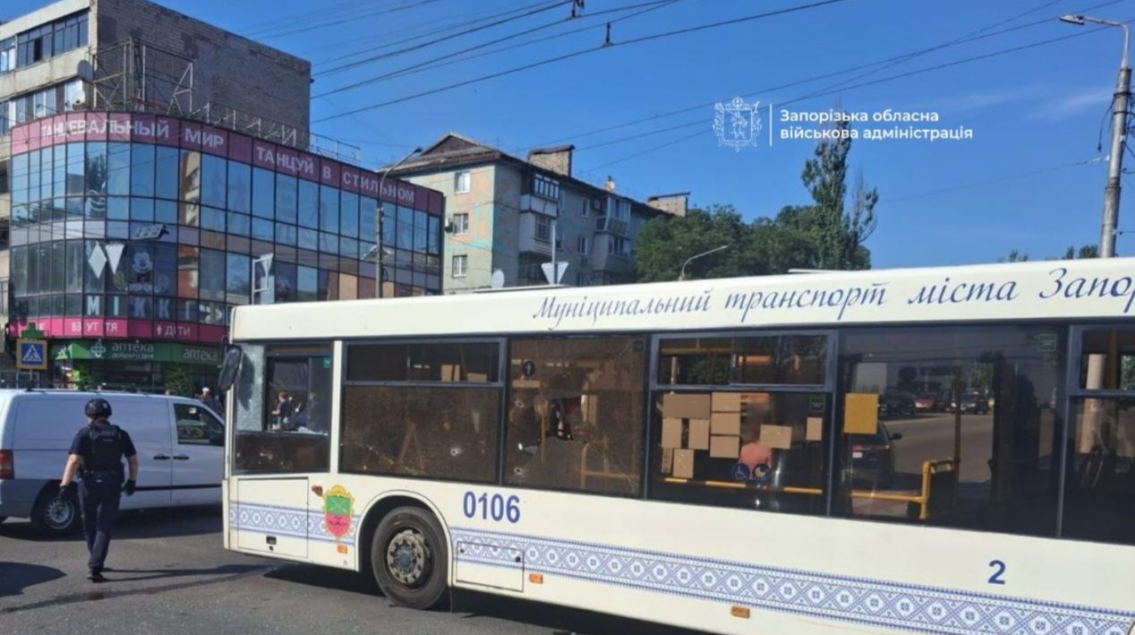 Армія РФ атакувала цивільний автобус у Запоріжжі: четверо пасажирів постраждали