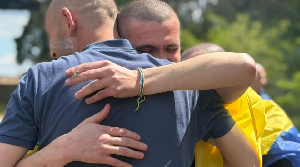 Звільненні з полону захисники вперше за довгий час співали гімн України